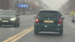 «Хонда» развернулась через двойную сплошную на Айтматова. Видео