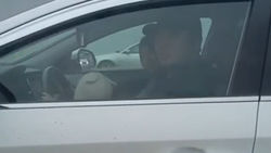 Водитель «Сонаты» едет, посадив ребенка на колени. Фото