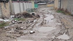 Житель жилмассива Көлмө показал состояние дороги. Видео