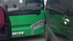 Автобус №8 со штрафами более 36 тыс. сомов попал в ДТП. Видео с места аварии