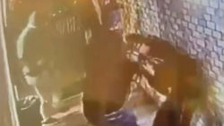 В Бишкеке в одном из кафе мужчина напал на женщину. Видео