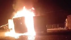 В Ошской области загорелись три фуры. Видео
