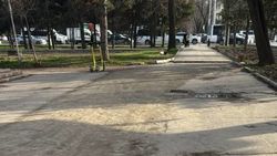 Горожане продолжают жаловаться на состояние тротуара в 8 мкр. Фото