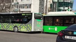 На Моссовете столкнулись автобус и электробус. Видео с места аварии