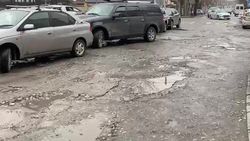 Горожанка показала, как выглядит дорога по ул.Фатьянова. Видео