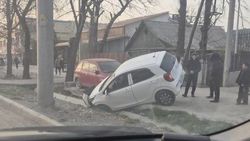 «Киа» ехала по тротуару и заехала в арык. Фото