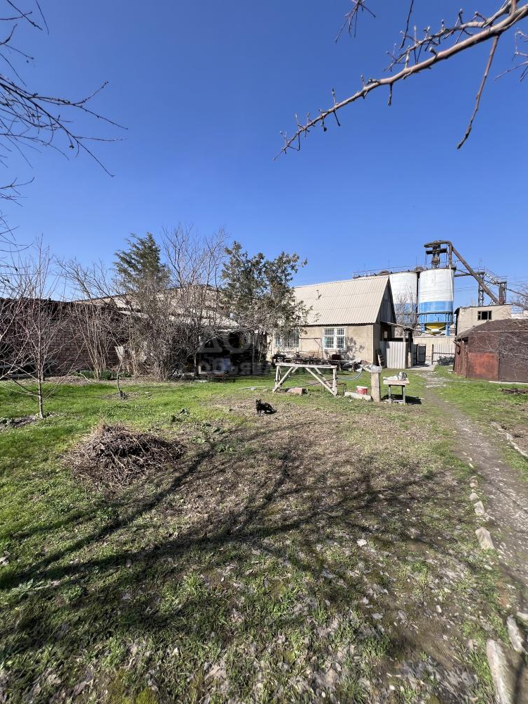 Продаю дом 4-ком. 80кв. м., этаж-1, 4-сот., стена кирпич, Мкр. Учкун, 4 соток на красной книге .