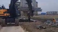 «При укладке труб на улице Айтматова ломают трубы, не будет ли это браком?» - житель «При укладке труб на улице Айтматова ломают трубы, не будет ли это браком?» - житель