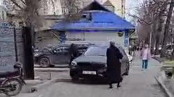 «Мерседес» припаркован на тротуаре на Чуй—Турусбекова «Мерседес» припаркован на тротуаре на Чуй—Турусбекова