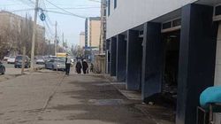 Автомойка расположена слишком близко к тротуару и создает неудобства для пешеходов, - житель Автомойка расположена слишком близко к тротуару и создает неудобства для пешеходов, - житель