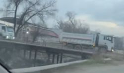 Жители жалуются, что дорога на ул.Окраинная портится из-за движения фур