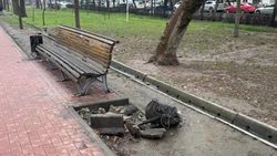 На Дзержинке лежит разбитая урна