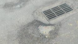 На Кольбаева—Лермонтова яма рядом с дренажной решеткой