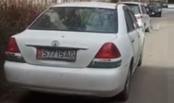 Машины паркуются на тротуаре возле дома 4/3 в микрорайоне Восток-5