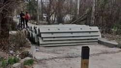 Выезд и проход к домам в 10 микрорайоне закрыт лотками