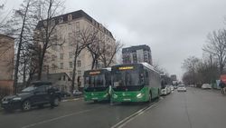 На Курманжан Датка—Салиевой посадка и высадка пассажиров автобуса на проезжей части