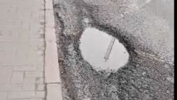 Житель жалуется на состояние дороги возле остановки на Московская—Логвиненко