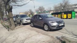 Машина загородила въезд на парковку на Ахунбаева—Малдыбаева