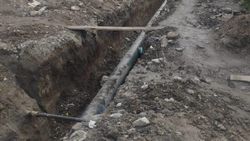 Выкопанная дорога, грязь, лужи — горожанин жалуется на состояние тротуара на ул.Волкова