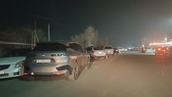 На улице Жибек Жолу в Лебединовке машины припаркованы на проезжей части, нет освещения