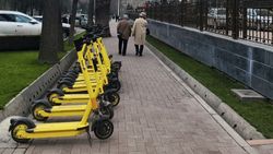 На бульваре Эркиндик самокаты заняли половину тротуара. Горожанка просит убрать их