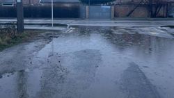 Вода, стекающая с крыши зданий на Турусбекова—Уч-Курганская, затапливает дорогу, - житель