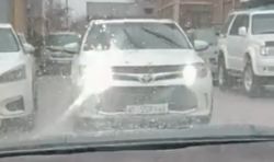 У «Тойоты» установлены мигающие строб-лампы на передних фарах