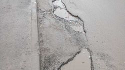 На улице Гаражная есть ямы на дороге