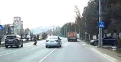 Водители не пропустили пешеходов на пешеходном переходе. Видео горожанина