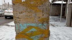 На столбе на Алма-Атинской трещины