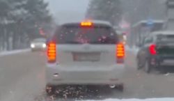 На Юнусалиева машина повернула, пересекая двойную сплошную линию