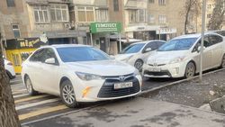 Водитель припарковал «Тойоту» на пешеходном переходе возле школы №68