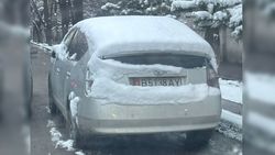 На проезжей части на Донецкой третий день стоит машина и мешает проезду, - житель