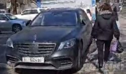 «Мерседес» снова стоит на тротуаре на Чуй—Турусбекова
