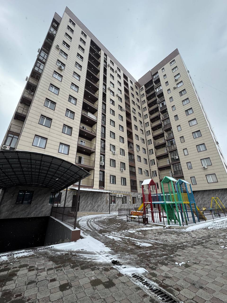 Продаю 2-комнатную квартиру, 61кв. м., этаж - 13/13, Жумабека/Суюмбаева.