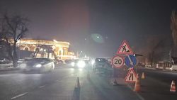 На проспекте Жибек Жолу стихийная парковка машин на проезжей части