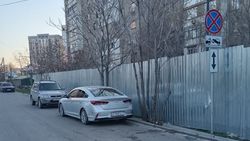 В микрорайоне Восток-5 машины паркуются в неположенных местах