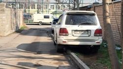 На Табышалиева—Чокморова «Лексус» снова припаркован на газоне