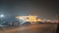 На проспекте Жибек Жолу от Лермонтова до Восточной парковка машин ночью, - житель