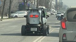 Электромобиль выехал на встречную полосу на улице Ахунбаева