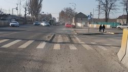 «Местами ямы, местами волнами» — горожанин жалуется на состояние дороги по улице Фучика