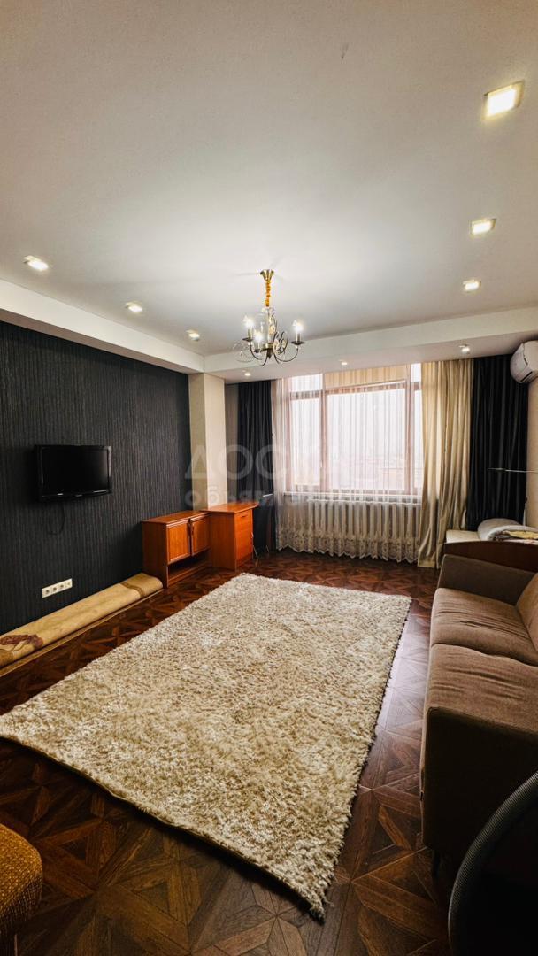 Сдаю 2-комнатную квартиру, 77кв. м., этаж - 8/10, район Физприборов, улица Скрябина 78/1, пересекает Байтик баатыра (бывшая Советская).