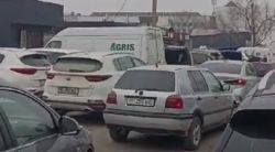 На Аламединском рынке стихийная парковка машин. Житель просит УПСМ принять меры