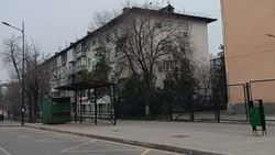 Горожанин спрашивает, почему на остановке возле поликлиники №9 не полностью установлен навес