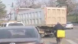 На Л.Толстого—Садыгалиева грузовик повернул налево со второй полосы