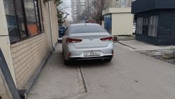 В микрорайоне Восток-5 машина заняла часть тротуара