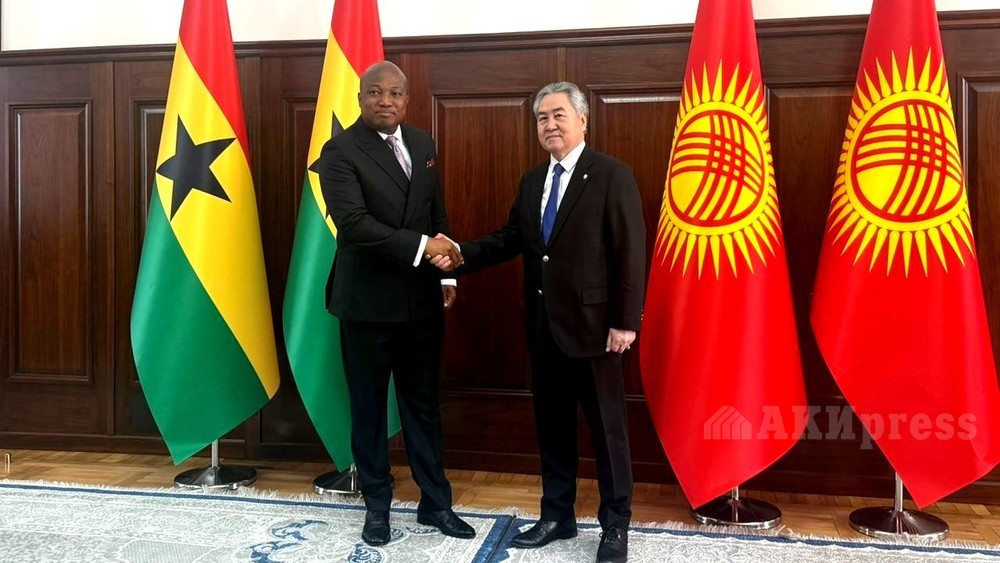 Сэмюэл Окудзето Аблаква и Жээнбек Кулубаев.