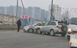 На Садырбаева—Островского столкнулись две машины