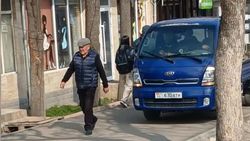 Грузовик ехал по тротуару на Ч.Айтматова—Ахунбаева