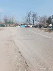 Житель просит установить и привлечь к ответственности выбросившего камни на дороге